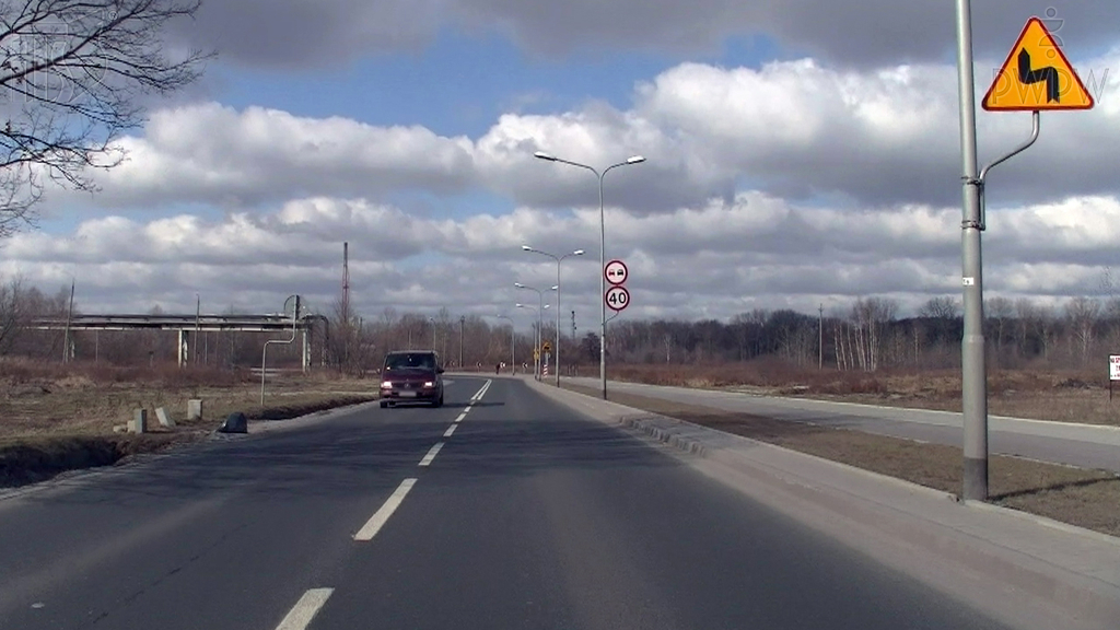 Wirst du in der dargestellten Situation vor zwei gefährlichen Kurven, von denen die erste eine Linkskurve ist, gewarnt?